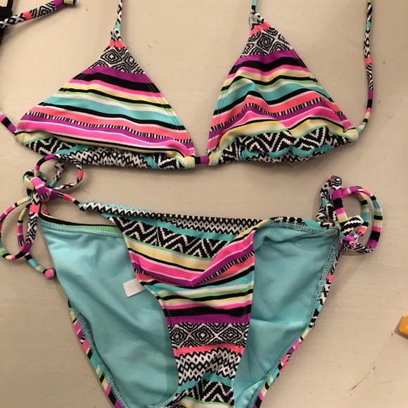 Bikinis - Picture 3 of 3